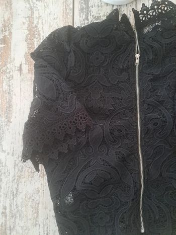 Haut broderie anglaise et fermeture éclair au dos peut servir de veste 2 en 1