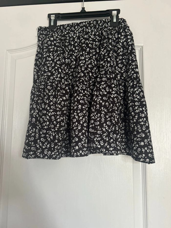 Jupe fleuri jupe noire et blanc à fleurs