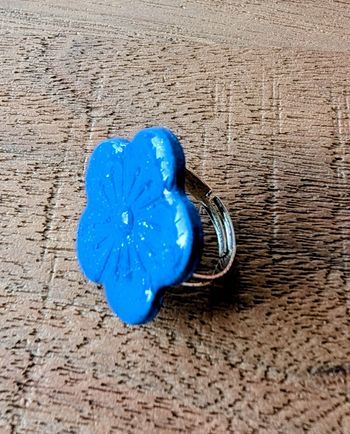 Bague réglable fleur bleue 
