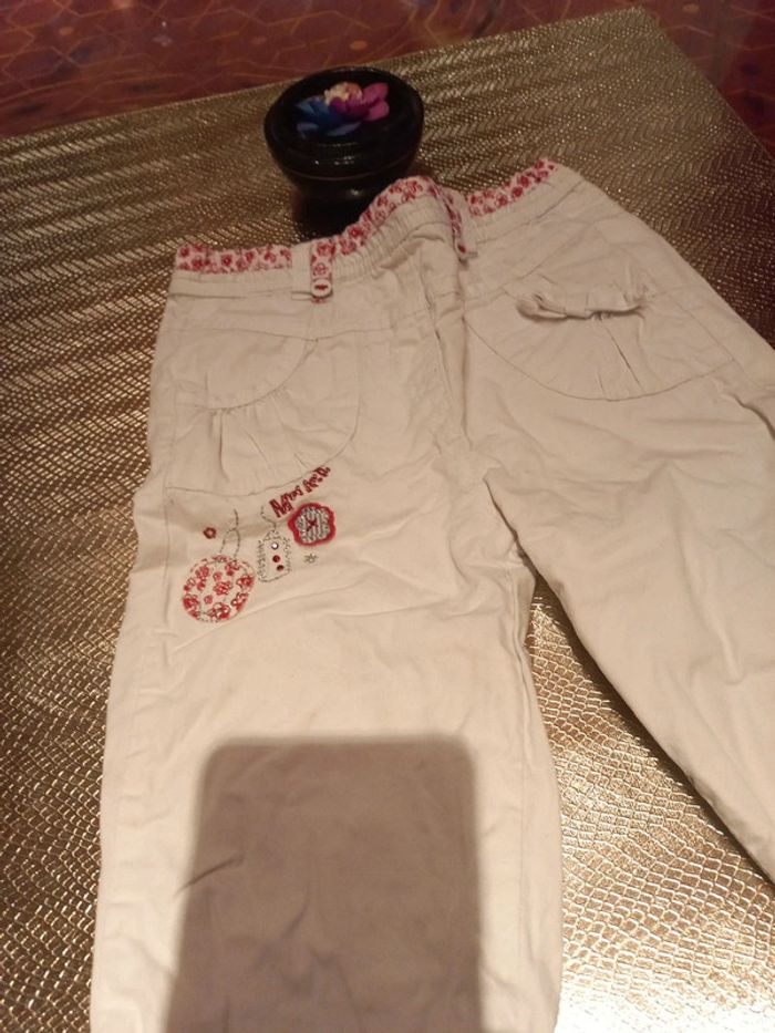 Très beau pantalon blanc avec ornements fushia