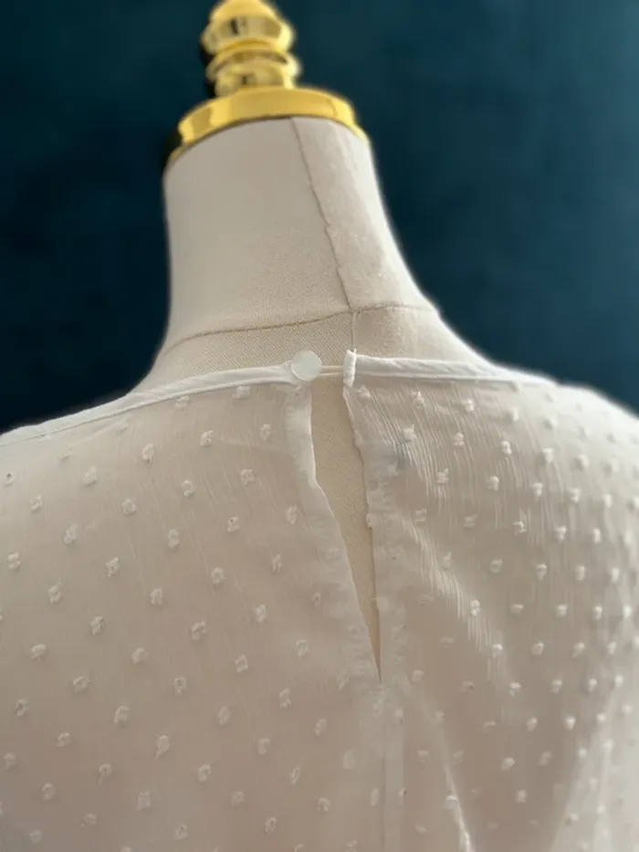 Blouse blanche plumetis romantique à volants plissés – Taille L - photo numéro 7