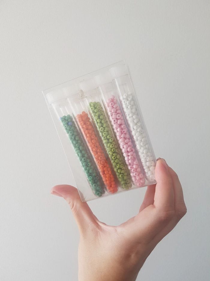 Lot tubes de perles dans emballage