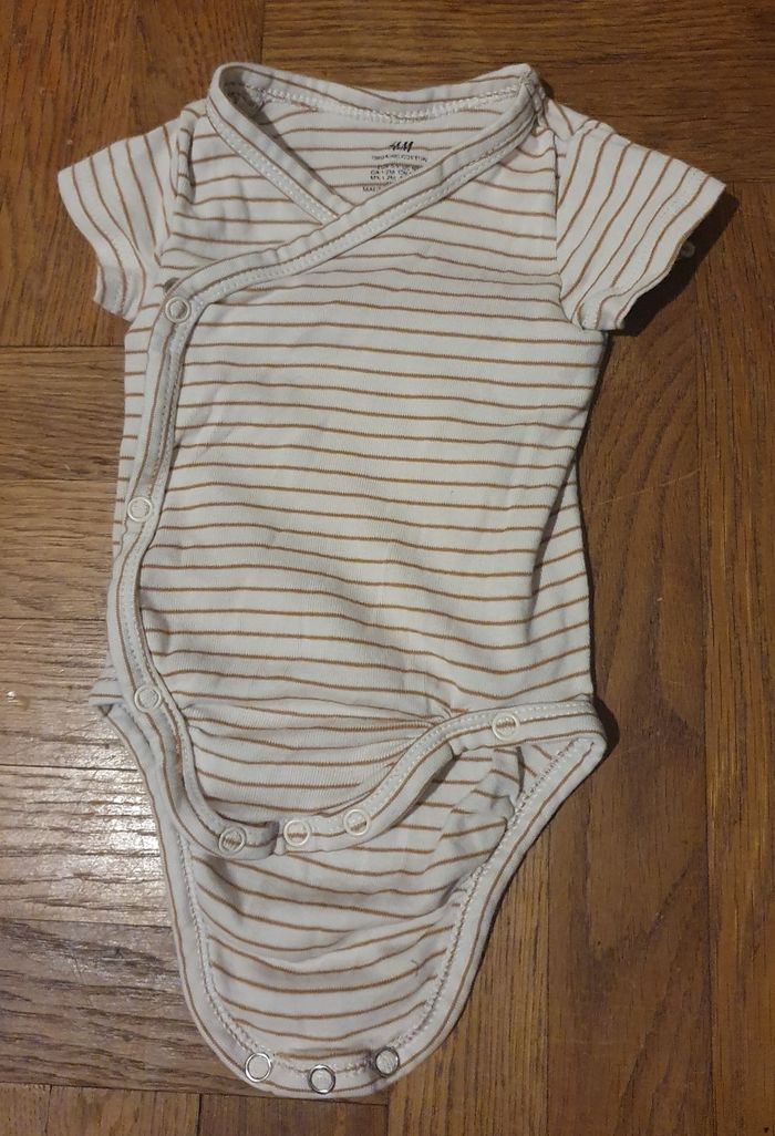 Body manches courtes, H et M, taille 1-2 mois (56 cm).