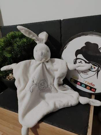 doudou lapin perle kaloo blanc gris K noeud 2013 Plat Carré Volute DD003194