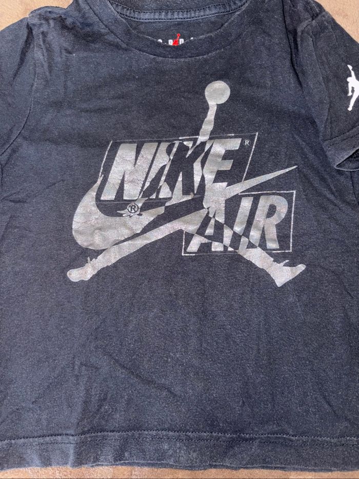 Tee shirt Nike air Jordan taille 3 ans noir en bon état. - photo numéro 4