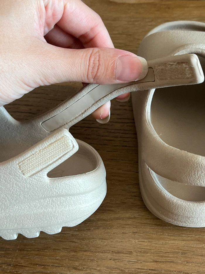 Sandales Yeezy Slide Bone - photo numéro 4