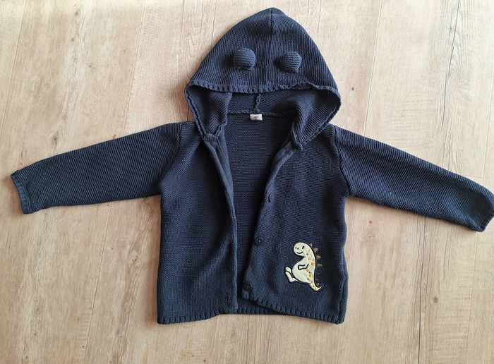 Gilet en maille bleu avec capuche et broderie dinosaure taille1.5/2ans
