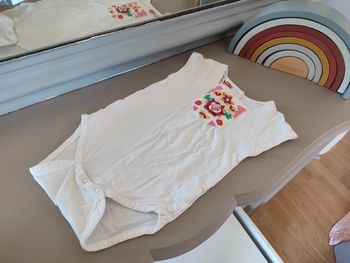 Body blanc avec motifs colorés 6 mois DPAM