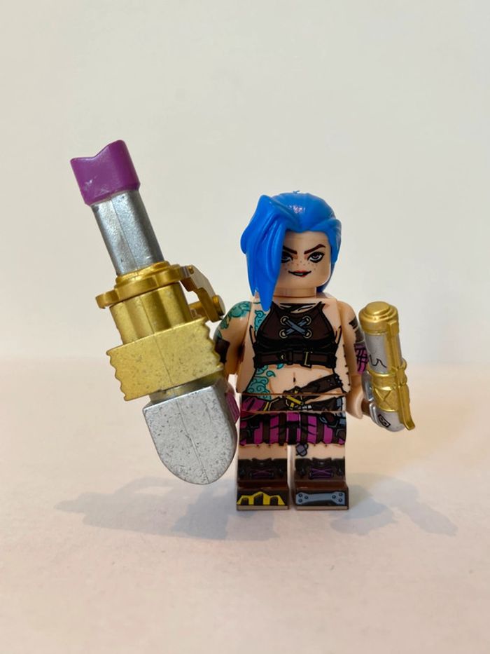 Figurine type lego Jinx. League of légends