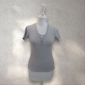 T-shirt manches courtes gris laçage sur le décolleté taille S