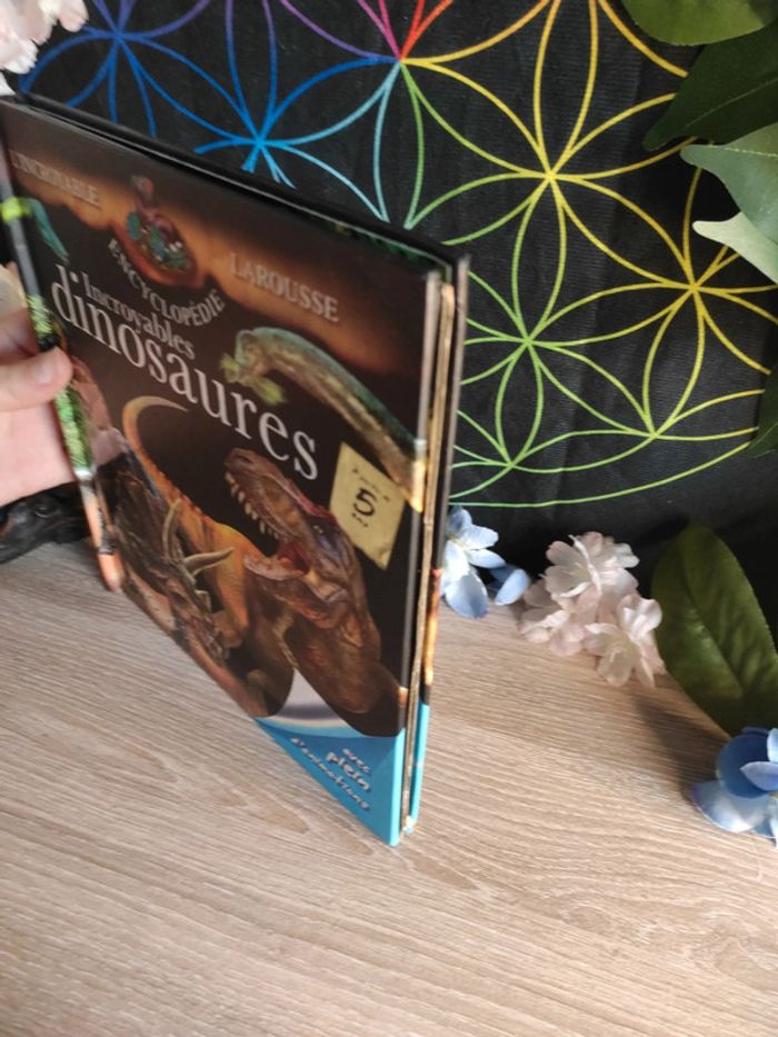 Incroyables dinosaures – L'incroyable encyclopédie – Larousse - photo numéro 2