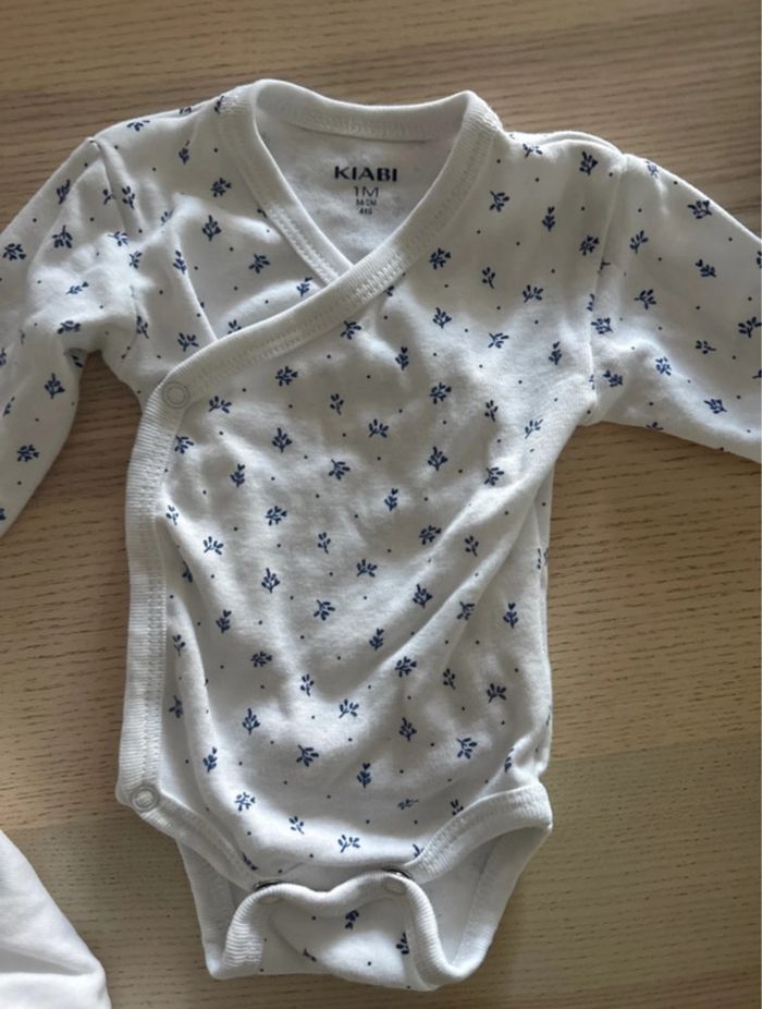 Lot 2 Bodies blanc et bleu kiabi 1 mois - photo numéro 3