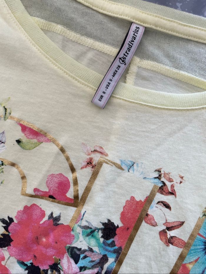 Tee-Shirt T S Stradivarius manches courtes jaune  Très bon état - photo numéro 4