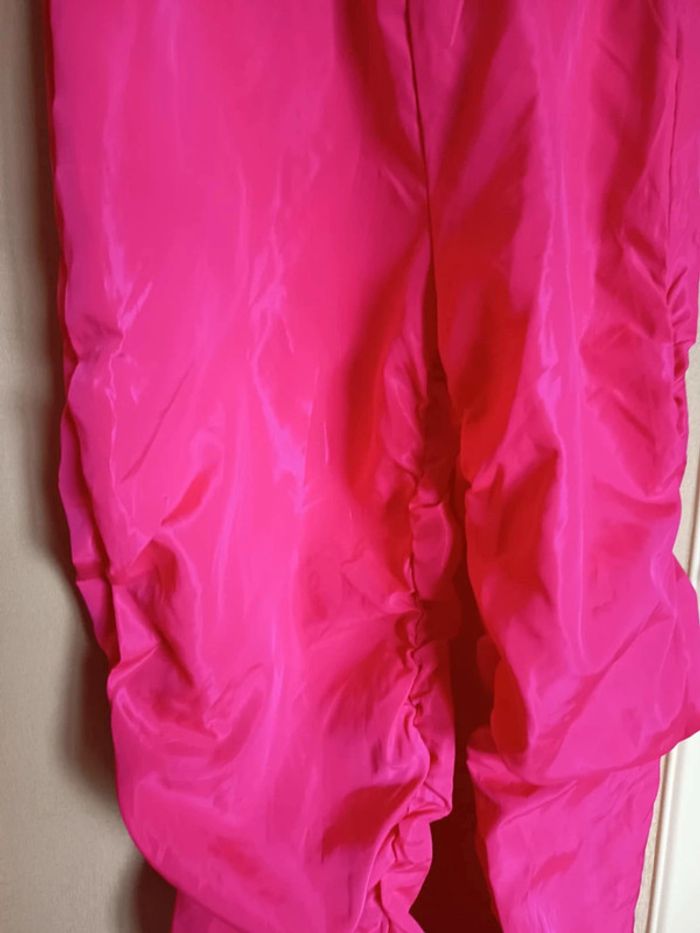 Pantalon plissé sur les deux côtés par des élastiques cousus. Marque Shein - photo numéro 3