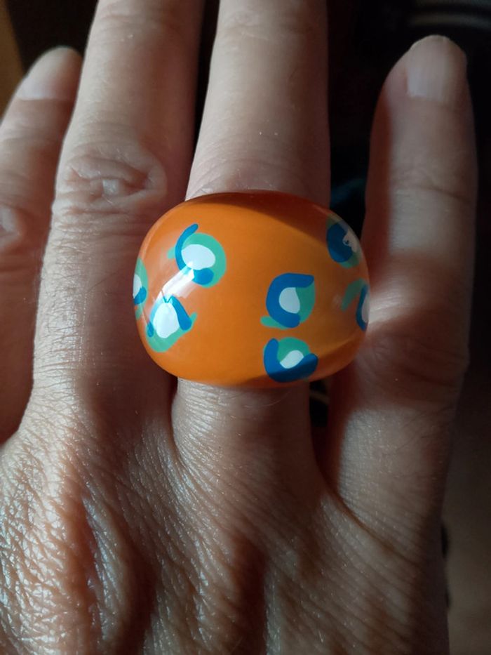 Jolie bague fantaisie en résine