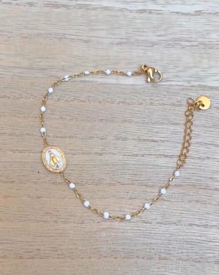 Bracelet réglable acier inoxydable or perles et médaille vierge résine blanche