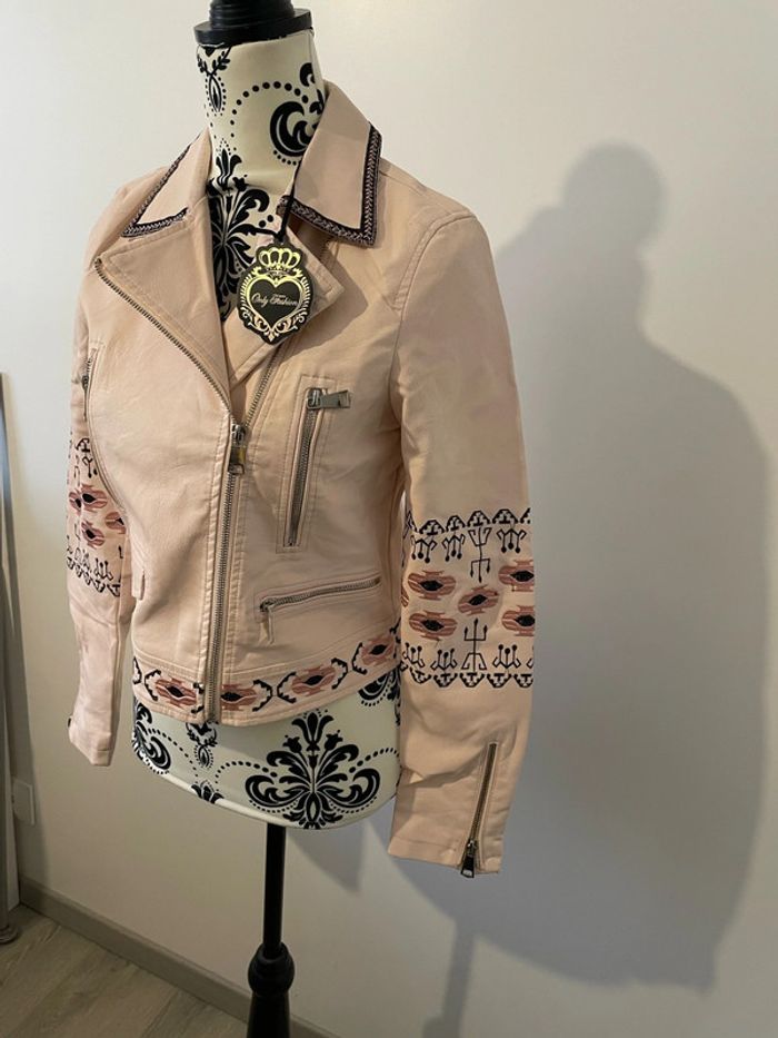 Veste blouson rose clair similicuir motif broderie noir et rose foncé neuf Only Fashion taille S - photo numéro 4