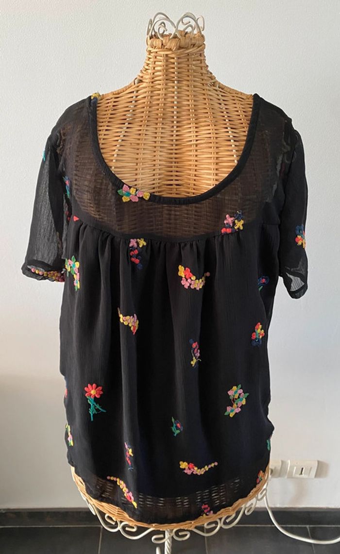 Blouse Miss Glammy Paris noire avec broderies fleurs multicolores taille 40 - photo numéro 2