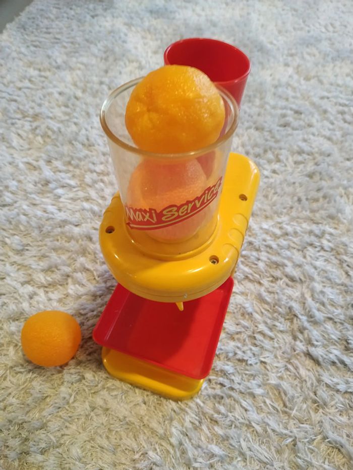 Presse agrumes, ses 2 verres et ses 3 oranges - photo numéro 3