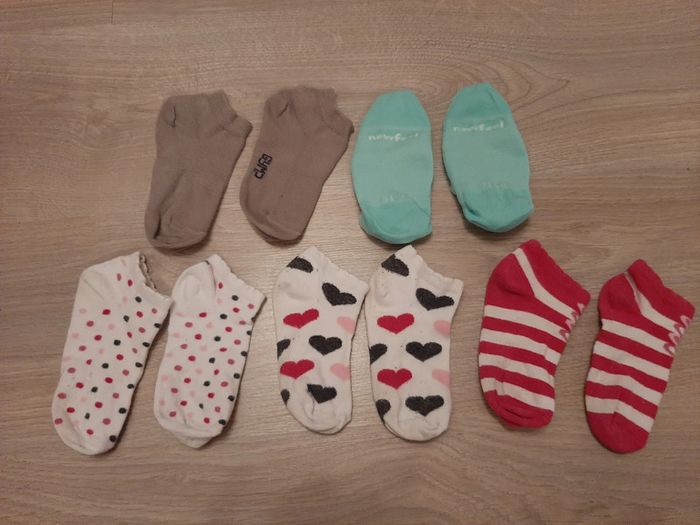 Lot de 4 paires de socquettes et une paire de protège-pieds T 31-34