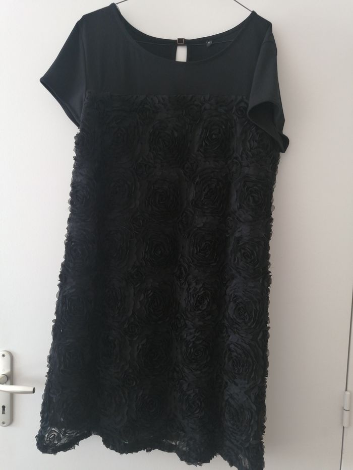 Robe noire à fleur