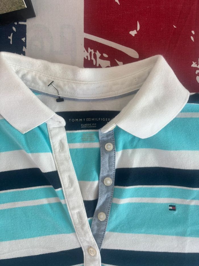 Polo Tommy Hilfiger taille L/XL blanc liserés bleu col V ouvert - photo numéro 2