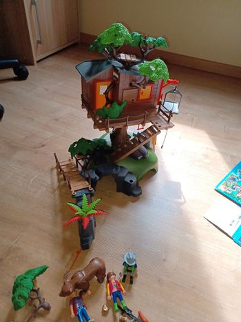 Playmobil La cabane dans les arbres.