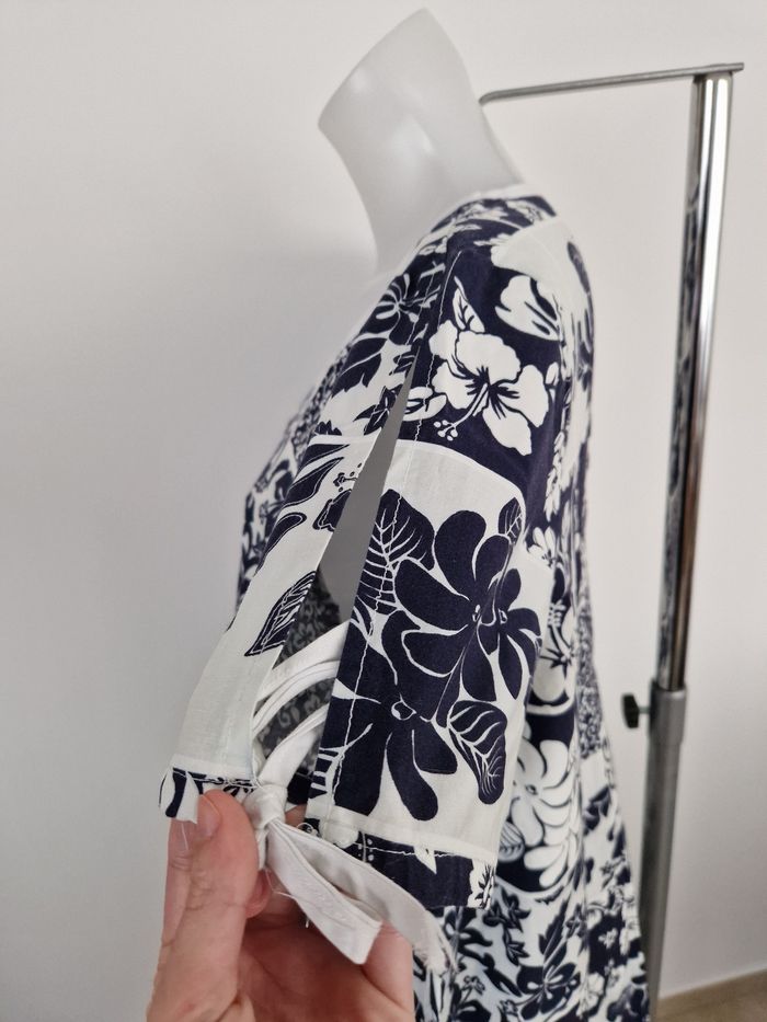 Robe polynésienne bleu marine et blanc - photo numéro 4