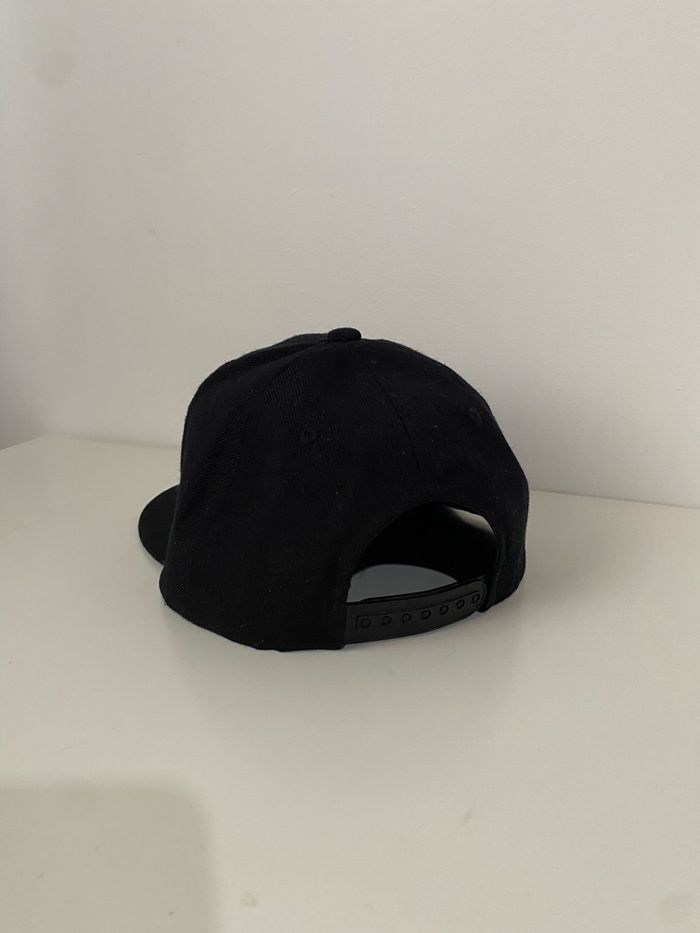 Casquette SnapBack YMCMB noire et rouge - photo numéro 6