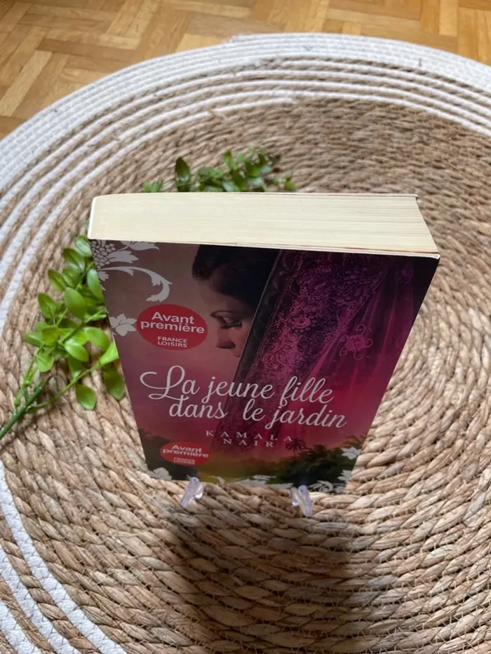 Livre - la jeune fille dans le jardin - photo numéro 2