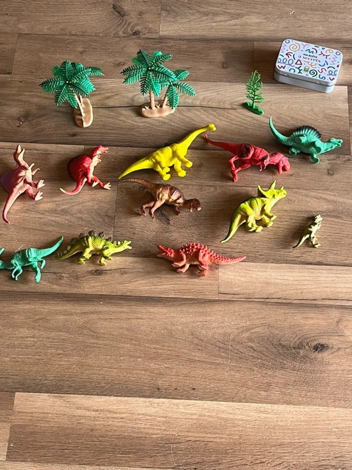 Je vend un lot de dinosaures + plante jouet très bon état - photo numéro 2