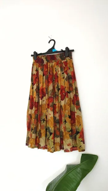 Jupe longueur genou plissé fleuri taille élastique haute