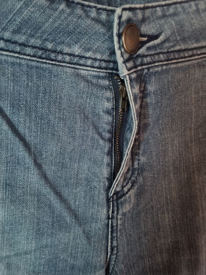 Jean avec fleurs brodée taille 48 Kiabi - photo numéro 3