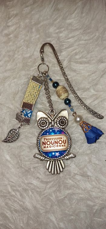 Marque page ou bijoux de sac " Profession nounou magicienne "