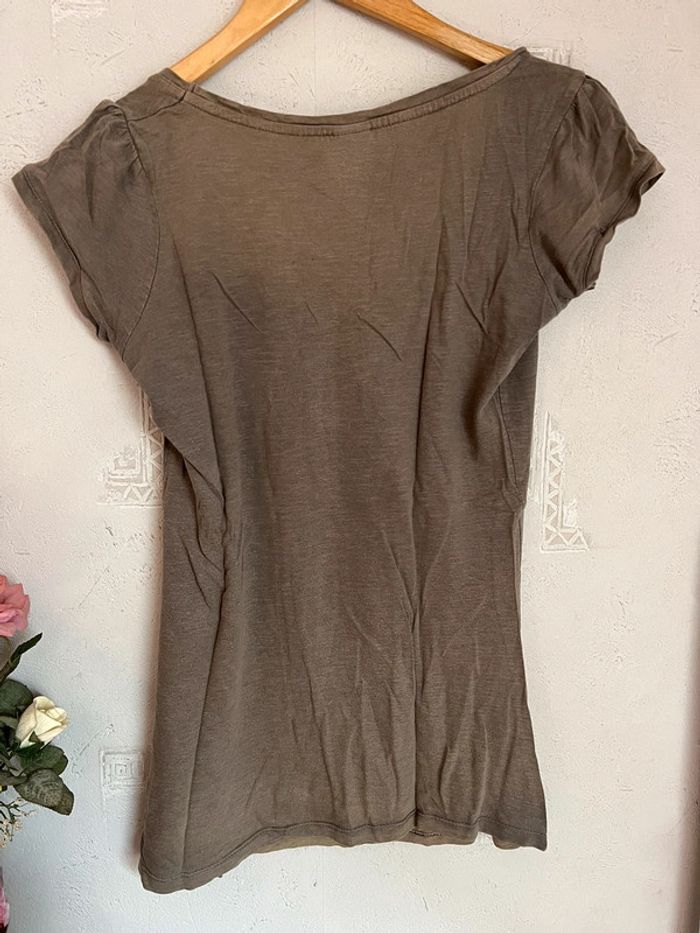 Tee-shirt kaki de chez Camaïeu - photo numéro 4