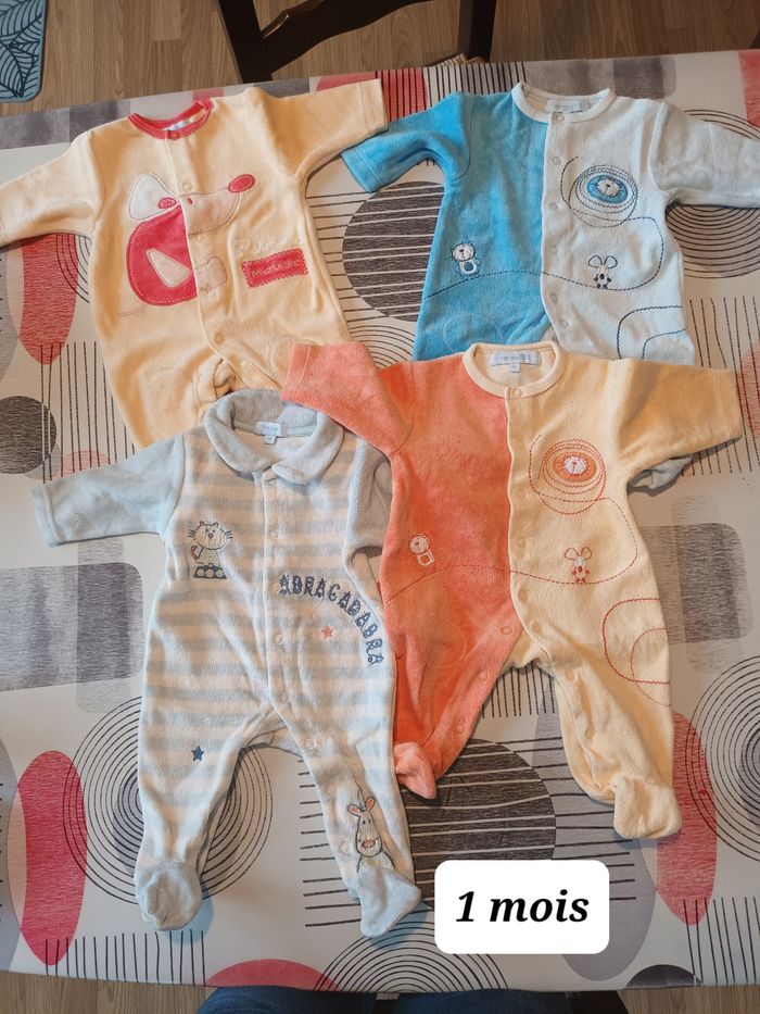 Lot 4 pyjamas qui s'ouvrent devant Taille 1 mois