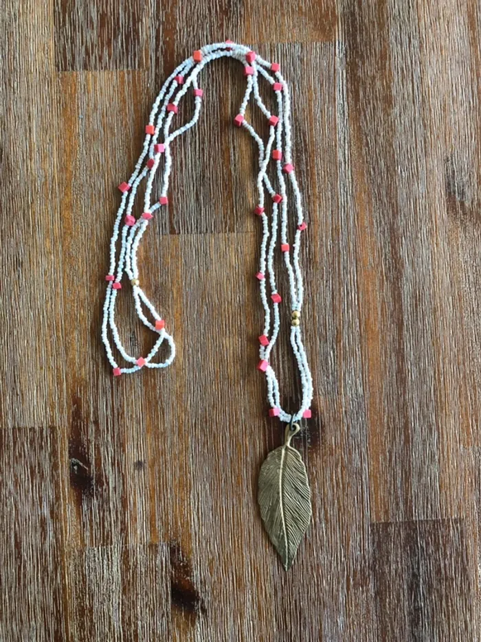 Collier Sautoir perles et plume