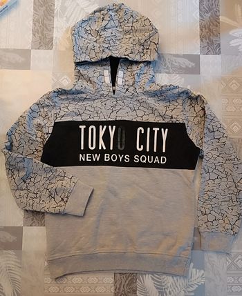 Sweat gris à capuche