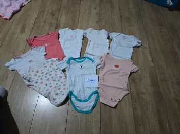 Lot de 8 bodys manches courtes Taille 3 mois