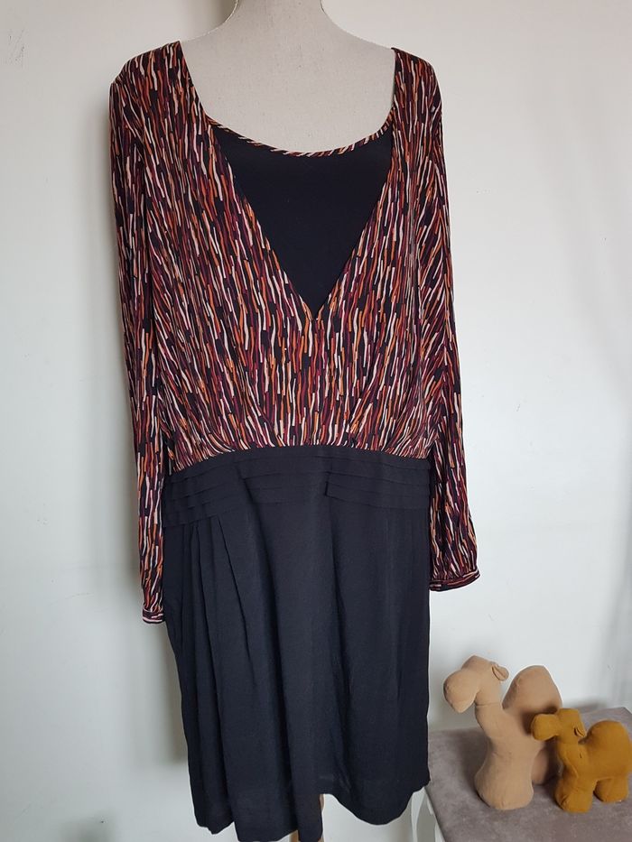 Robe haut multicolore, bas noir. 3 Suisses. Taille 44, 53cm aux aisselles, 80cm de haut.