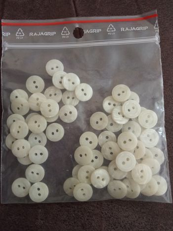 Lot de 65 Boutons Écrus effet nacré - Neufs