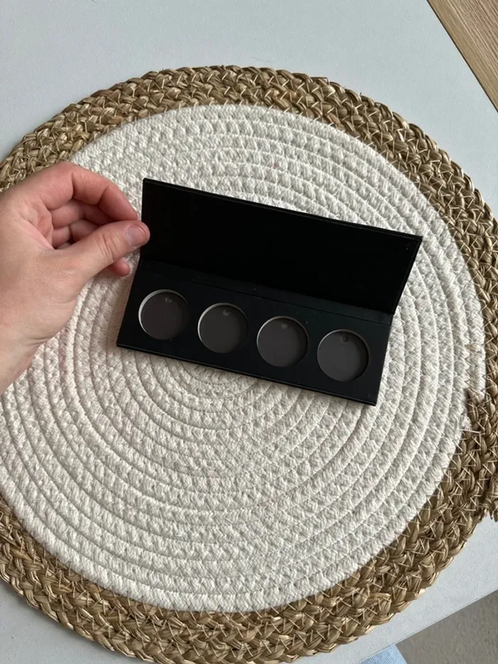 Palette vide younique - photo numéro 2