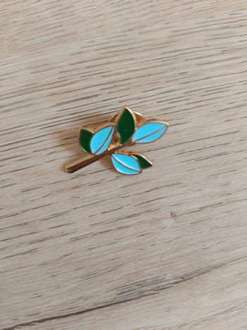 Pin's feuille neuf