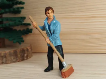 Schleich personnage fermière qui balaie