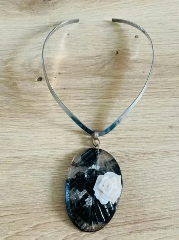 Collier en résine