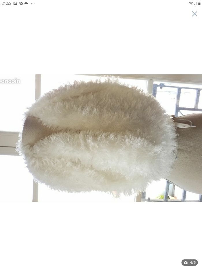 Longue écharpe à poil doux très bon état - photo numéro 2