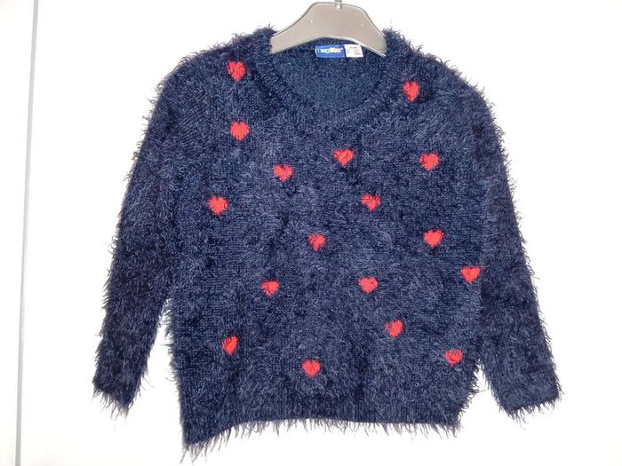 Pull poilu noir avec coeurs rouge 2-4 ans