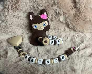 Attache tétine lama