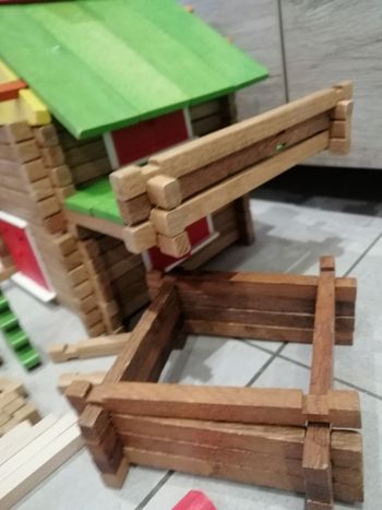 Jeujura chalet et gros lot de pièces bois en plus 