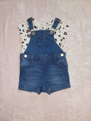Ensemble salopette et tee-shirt